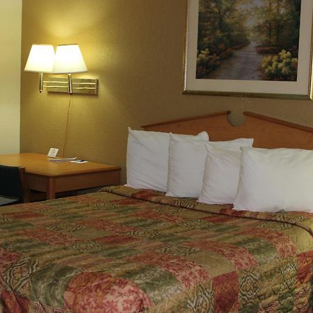 Americas Best Value Inn Grand Forks Bagian luar foto