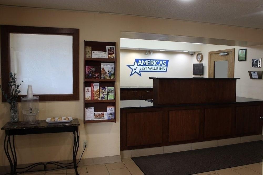 Americas Best Value Inn Grand Forks Bagian luar foto