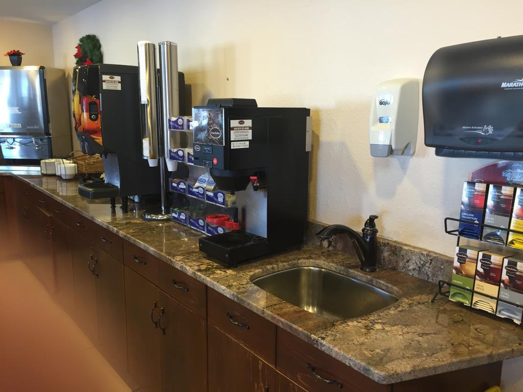 Americas Best Value Inn Grand Forks Bagian luar foto