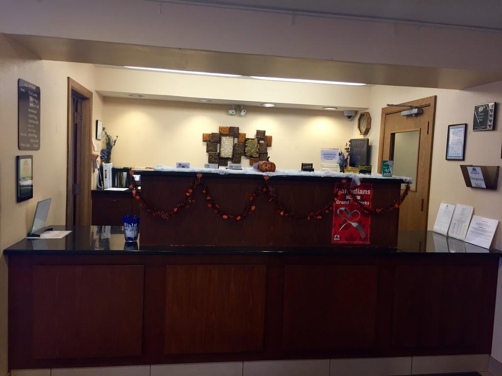 Americas Best Value Inn Grand Forks Bagian luar foto