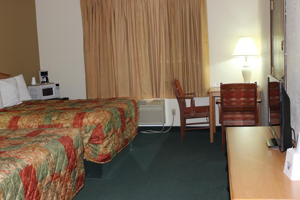 Americas Best Value Inn Grand Forks Bagian luar foto