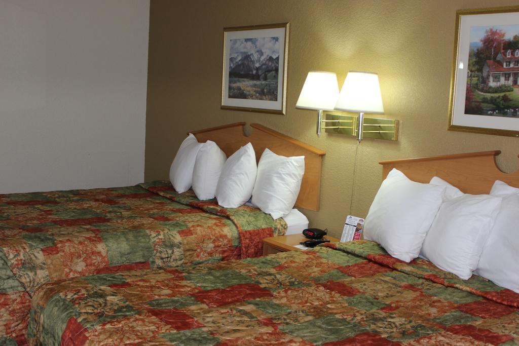 Americas Best Value Inn Grand Forks Bagian luar foto