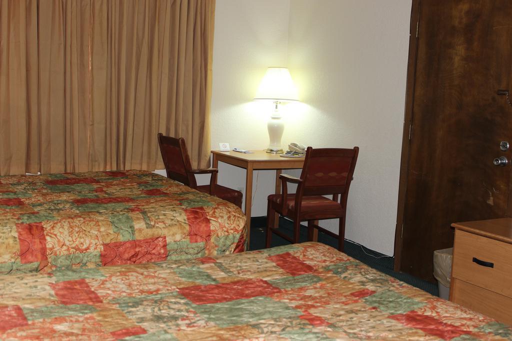 Americas Best Value Inn Grand Forks Bagian luar foto