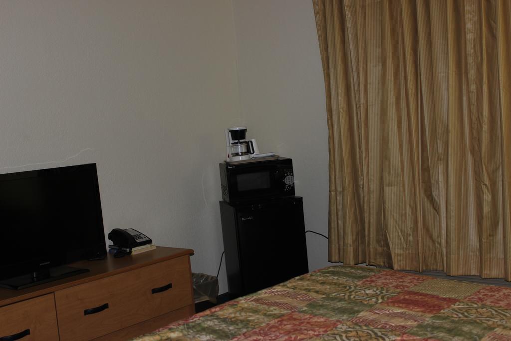 Americas Best Value Inn Grand Forks Bagian luar foto