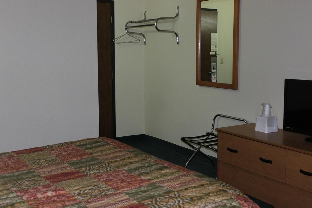 Americas Best Value Inn Grand Forks Bagian luar foto