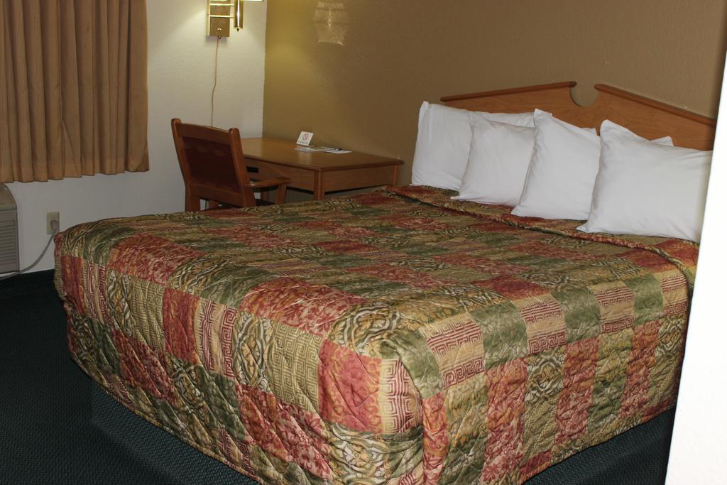 Americas Best Value Inn Grand Forks Bagian luar foto