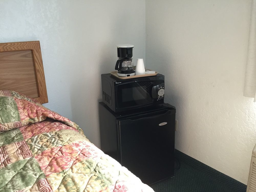 Americas Best Value Inn Grand Forks Bagian luar foto