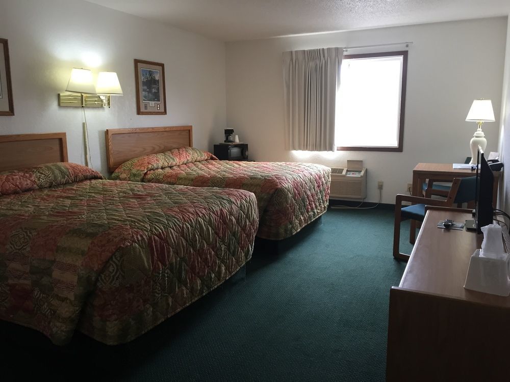 Americas Best Value Inn Grand Forks Bagian luar foto