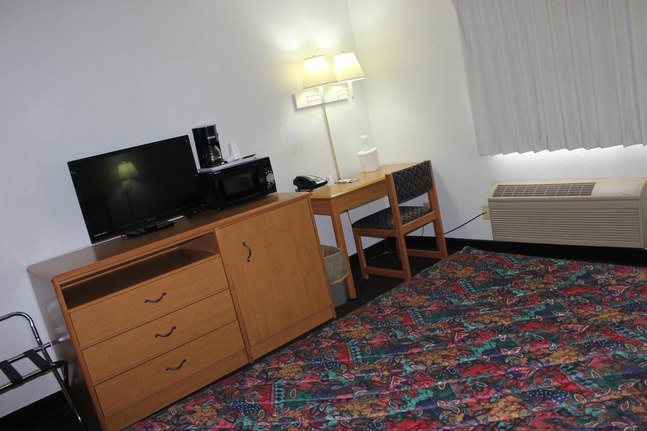 Americas Best Value Inn Grand Forks Bagian luar foto