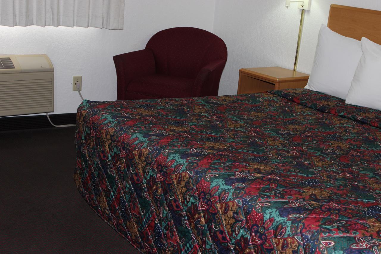 Americas Best Value Inn Grand Forks Bagian luar foto