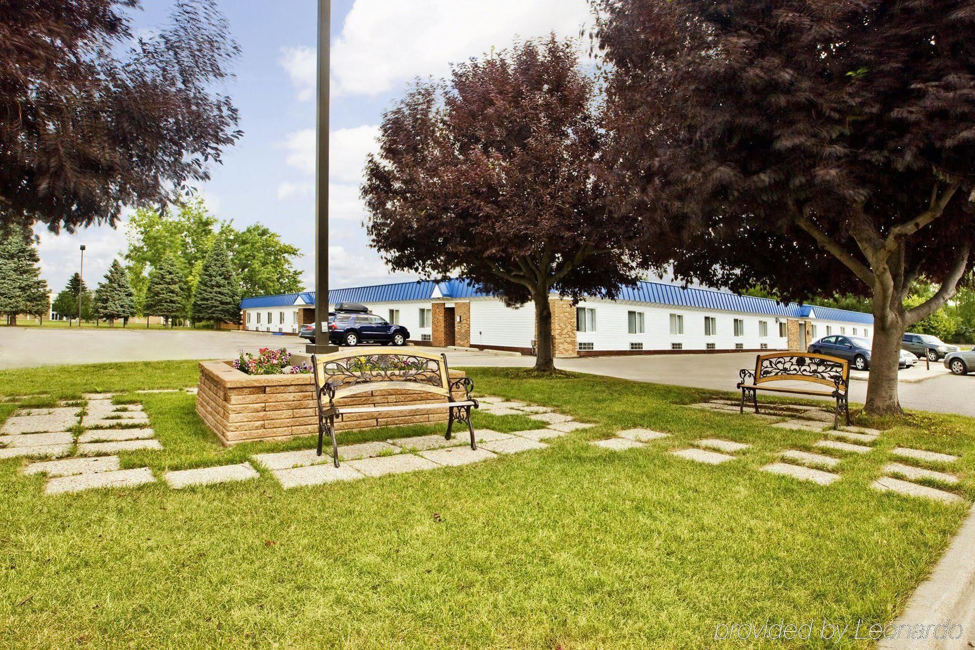 Americas Best Value Inn Grand Forks Bagian luar foto