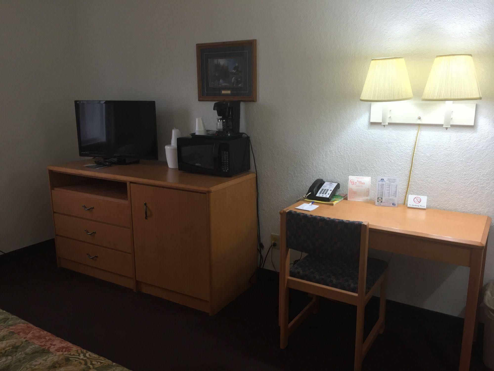 Americas Best Value Inn Grand Forks Bagian luar foto