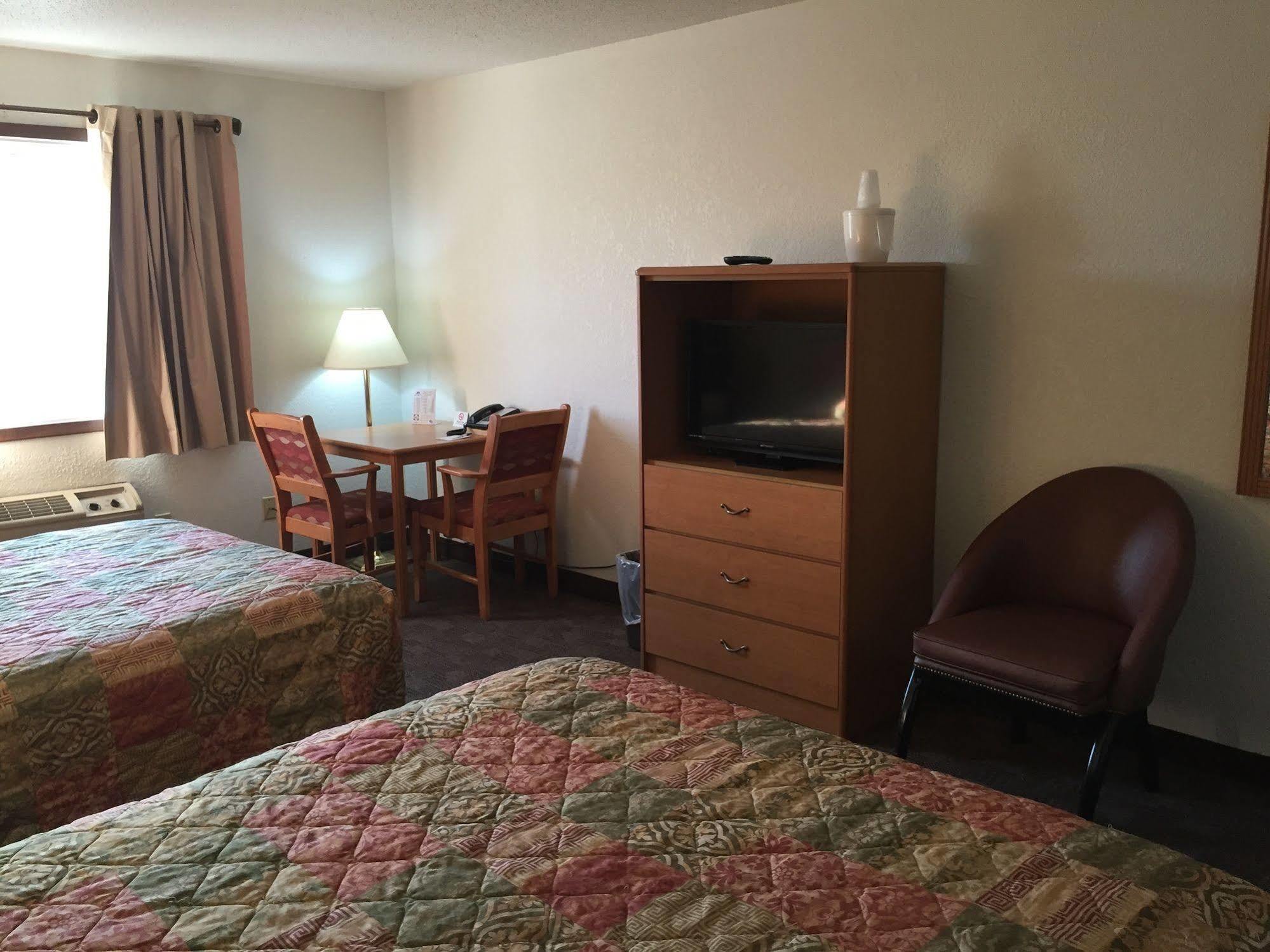 Americas Best Value Inn Grand Forks Bagian luar foto