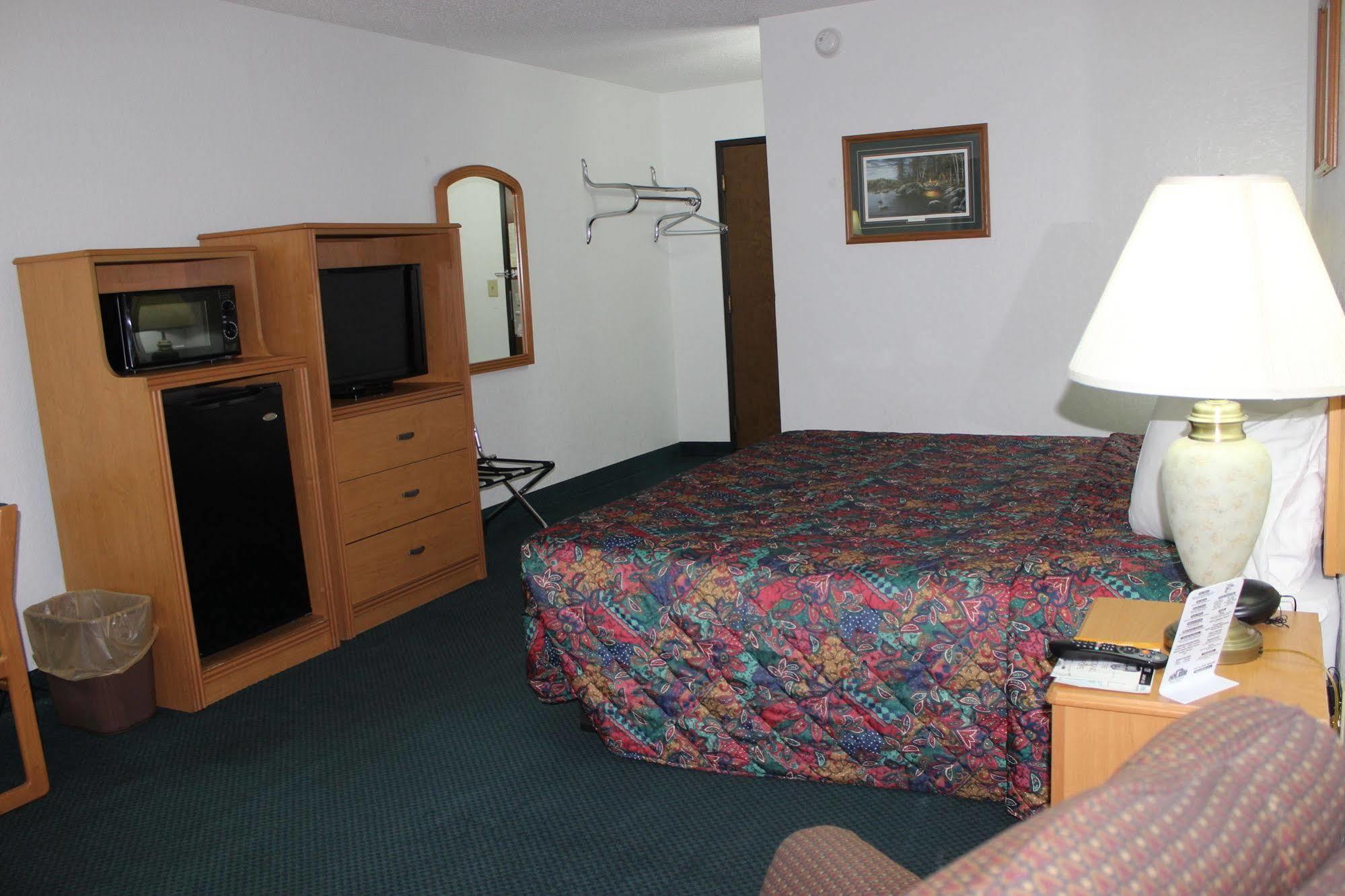 Americas Best Value Inn Grand Forks Bagian luar foto
