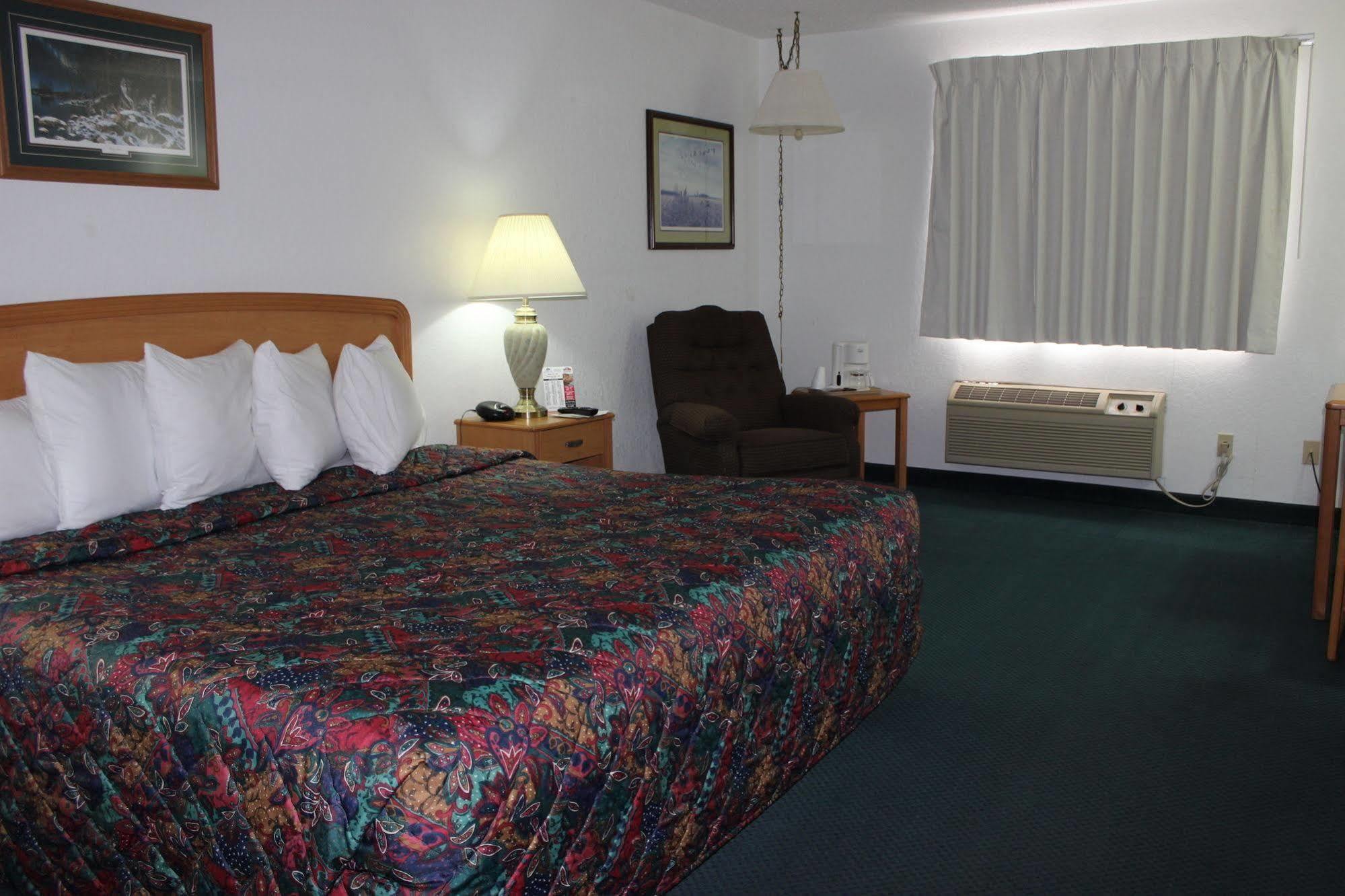Americas Best Value Inn Grand Forks Bagian luar foto