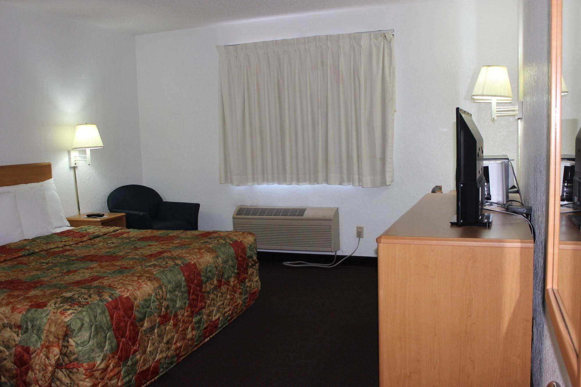 Americas Best Value Inn Grand Forks Bagian luar foto