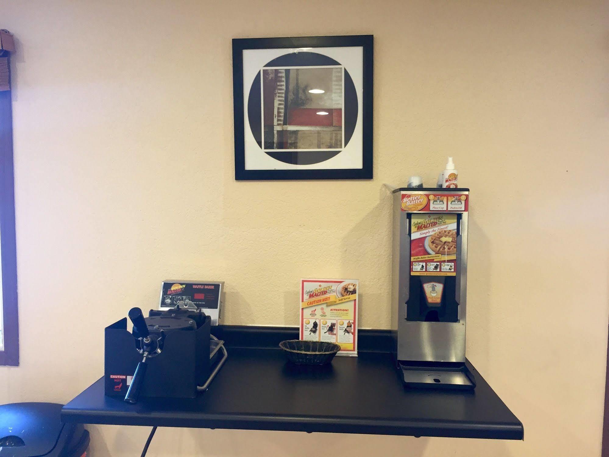 Americas Best Value Inn Grand Forks Bagian luar foto