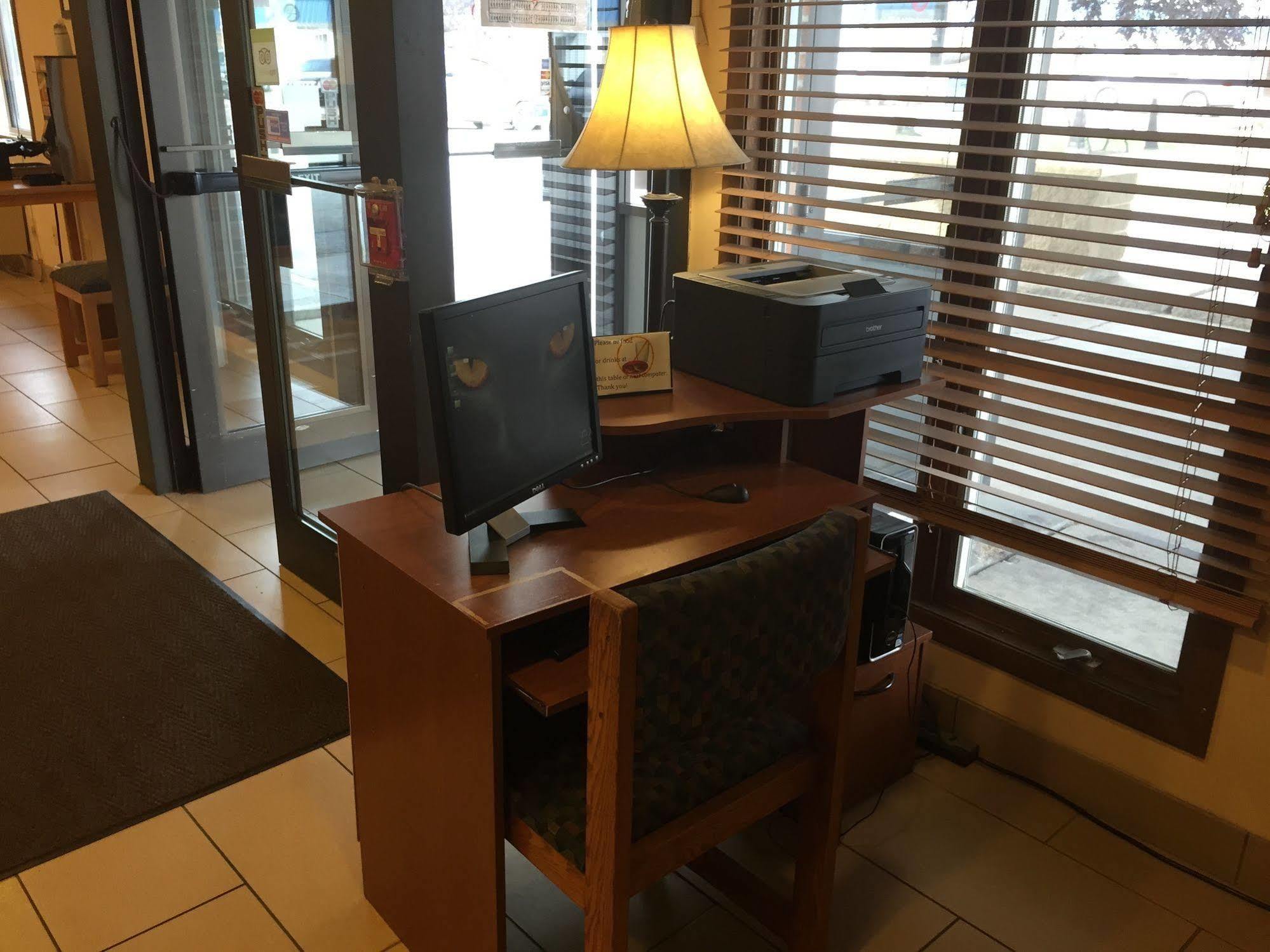 Americas Best Value Inn Grand Forks Bagian luar foto