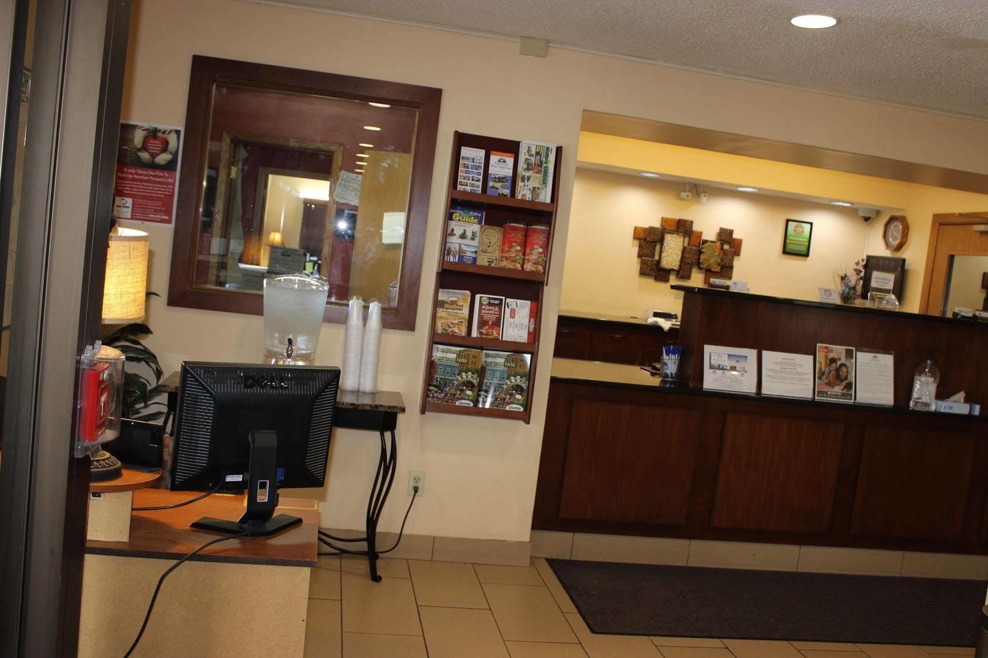 Americas Best Value Inn Grand Forks Bagian luar foto