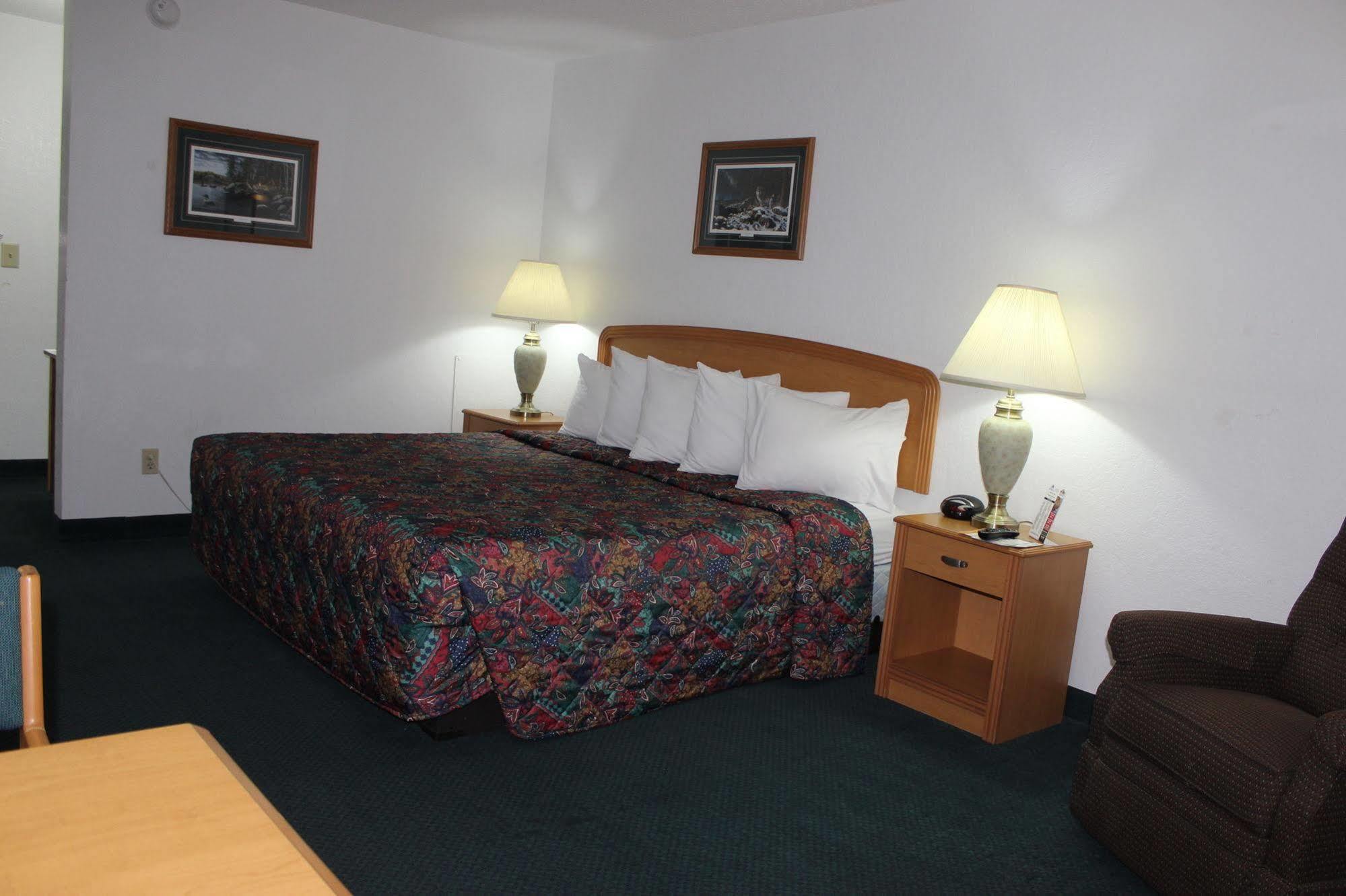 Americas Best Value Inn Grand Forks Bagian luar foto