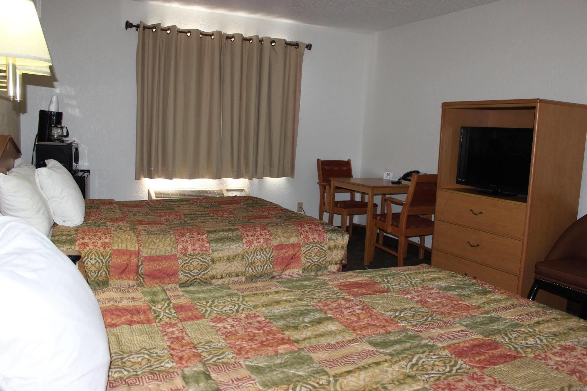 Americas Best Value Inn Grand Forks Bagian luar foto