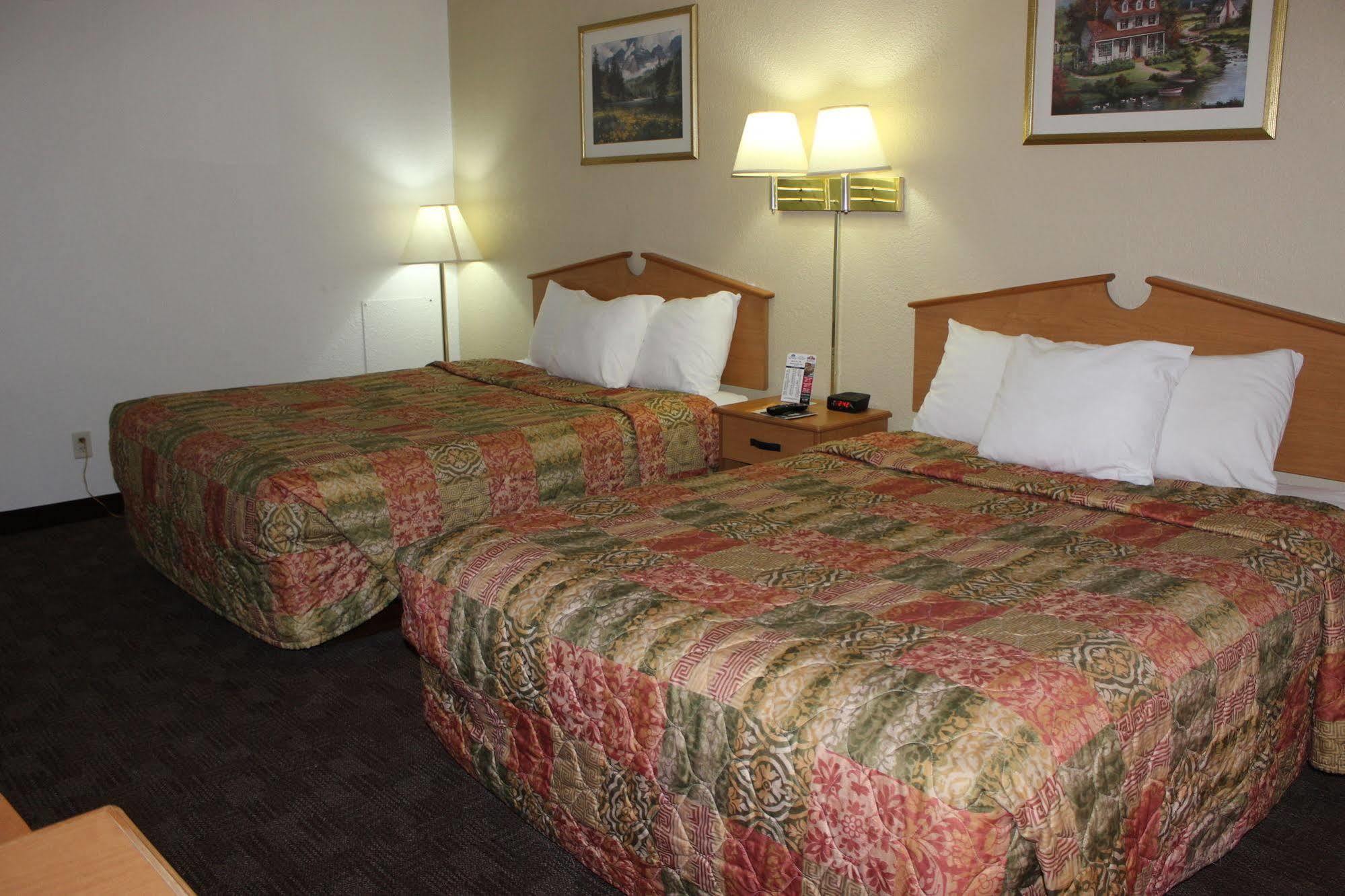 Americas Best Value Inn Grand Forks Bagian luar foto