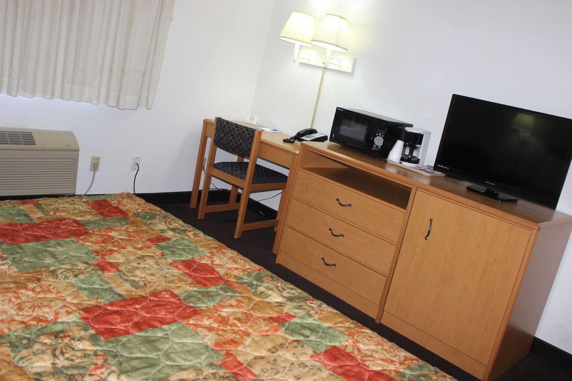 Americas Best Value Inn Grand Forks Bagian luar foto