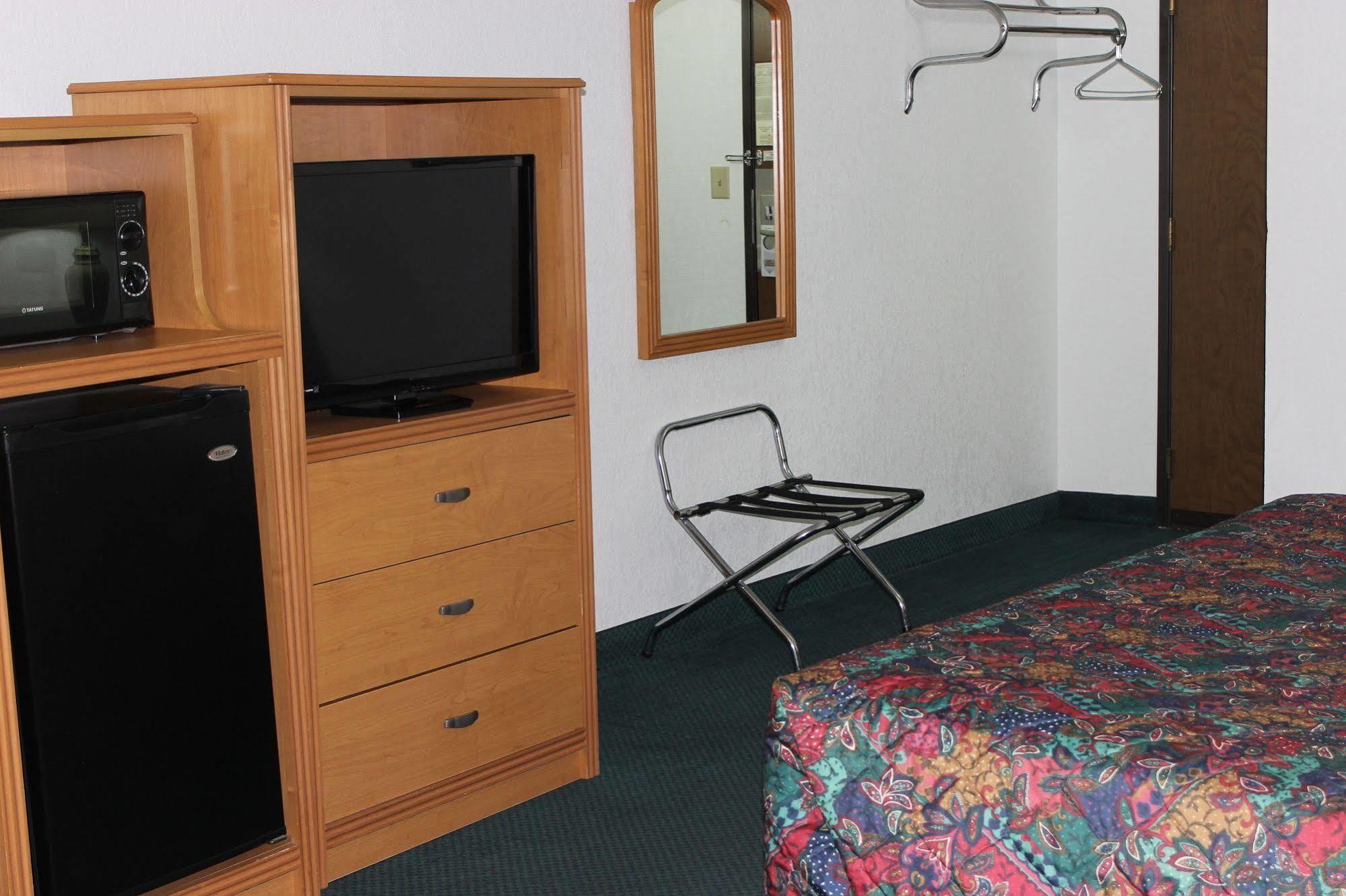 Americas Best Value Inn Grand Forks Bagian luar foto